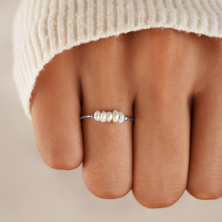 Anillo de plata con perlas de agua dulce clásicas