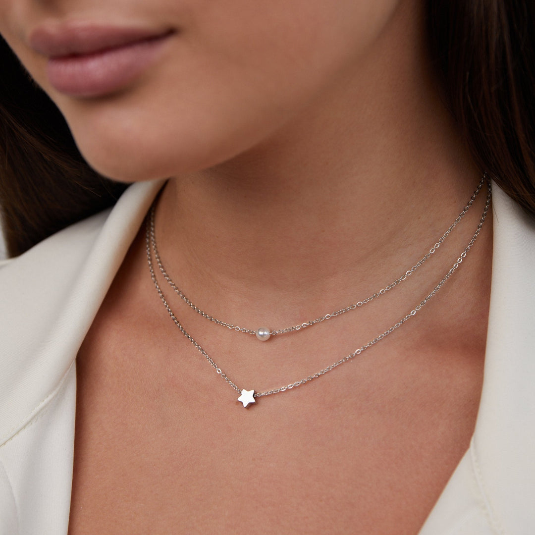 Cadena de plata con estrellas y perlas