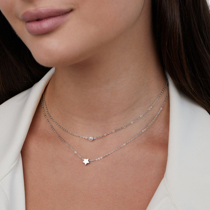 Cadena de plata con estrellas y perlas