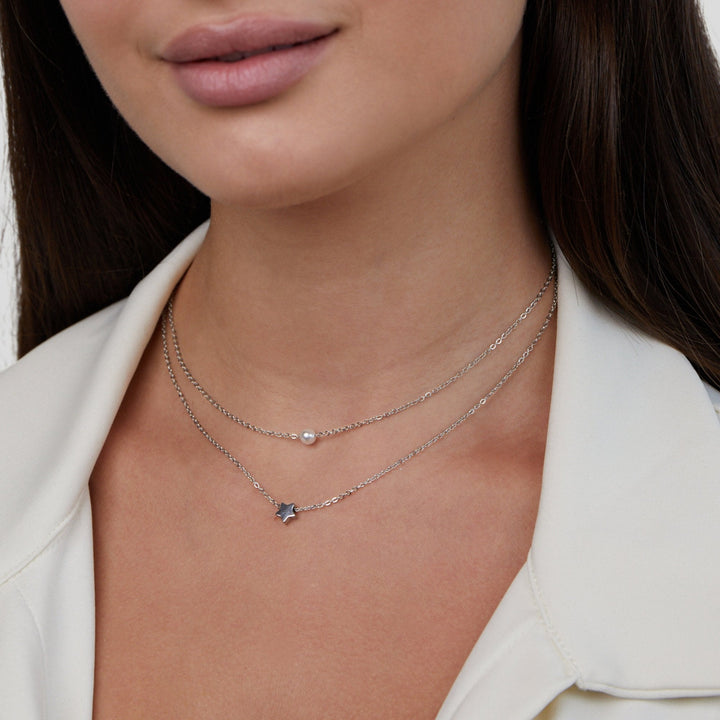 Cadena de plata con estrellas y perlas
