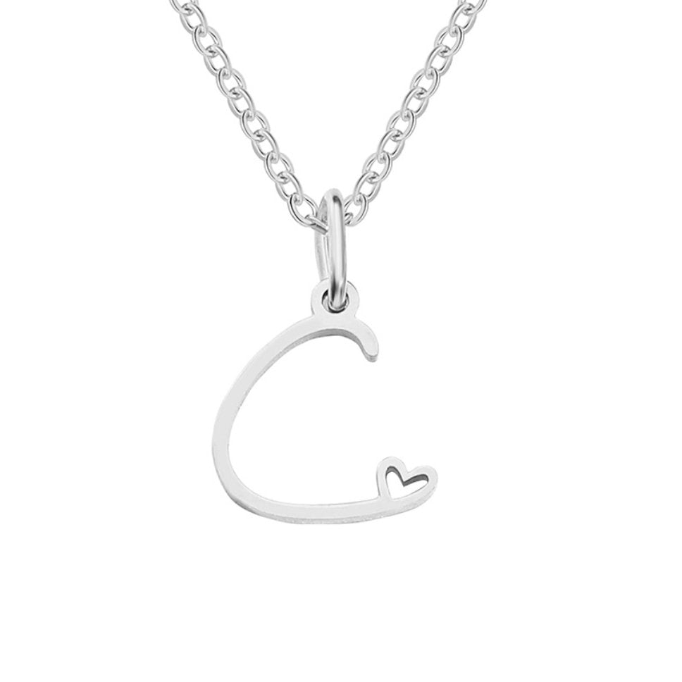 Collar con corazón de letras plateadas