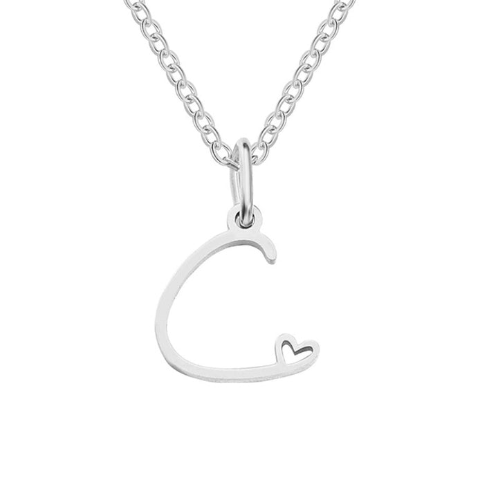 Collar con corazón de letras plateadas