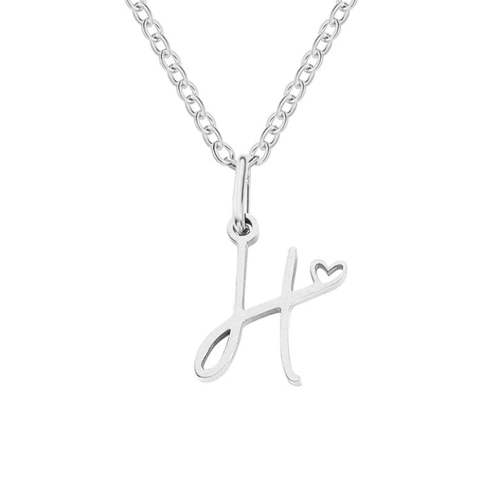 Collar con corazón de letras plateadas