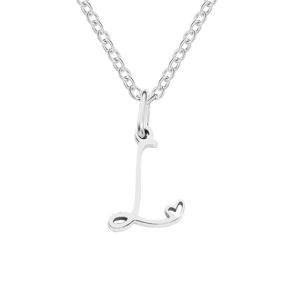 Collar con corazón de letras plateadas