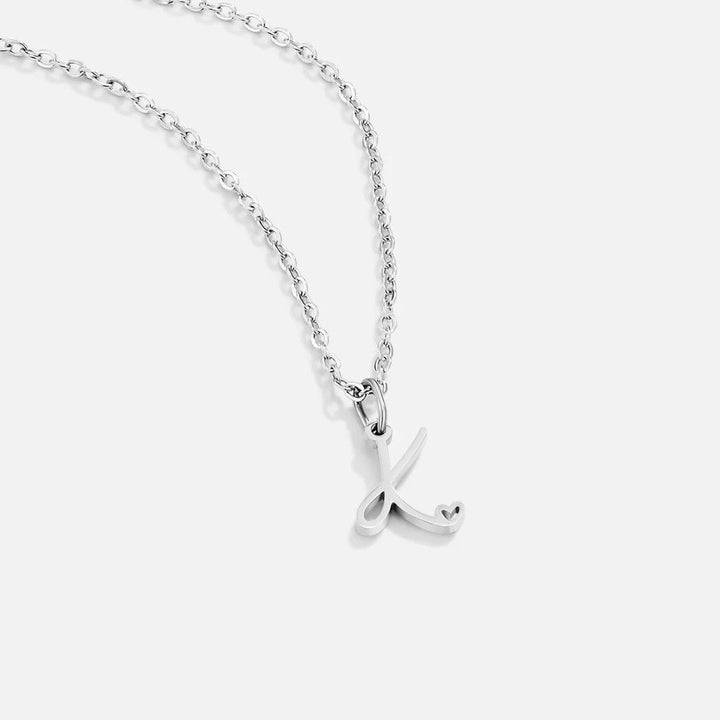 Collar con corazón de letras plateadas