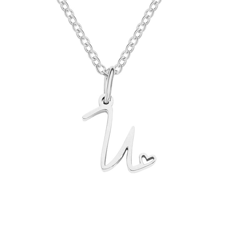 Collar con corazón de letras plateadas