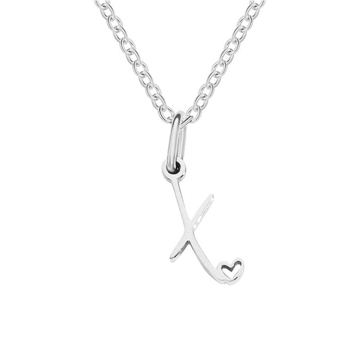 Collar con corazón de letras plateadas
