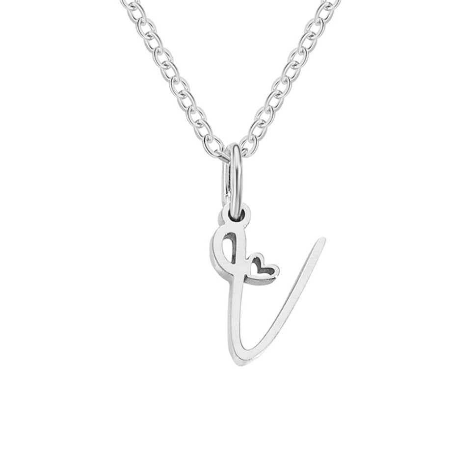 Collar con corazón de letras plateadas