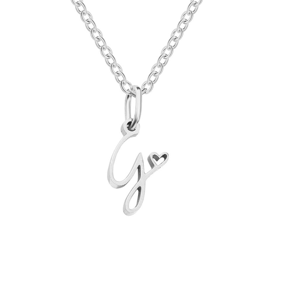 Collar con corazón de letras plateadas