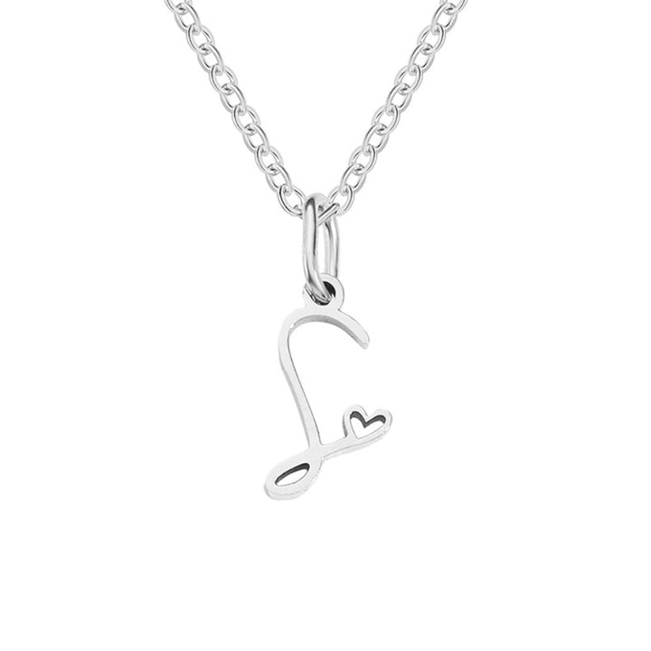 Collar con corazón de letras plateadas