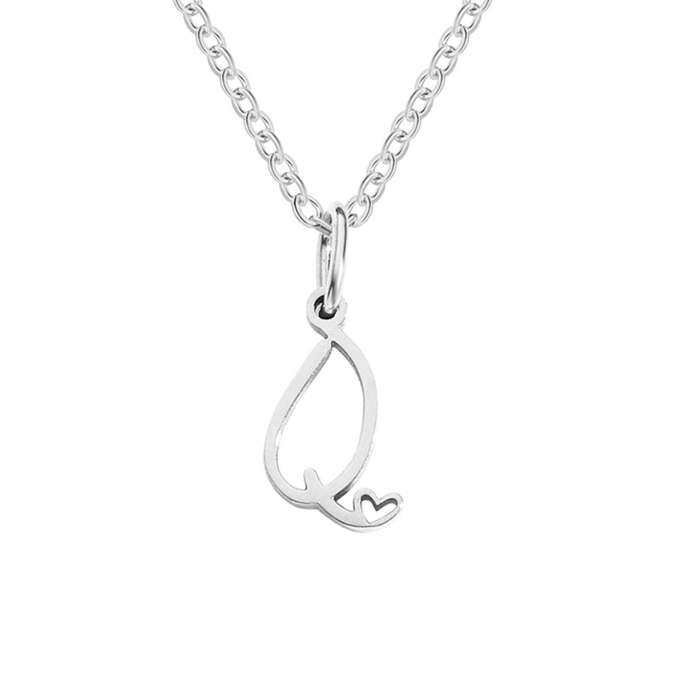 Collar con corazón de letras plateadas