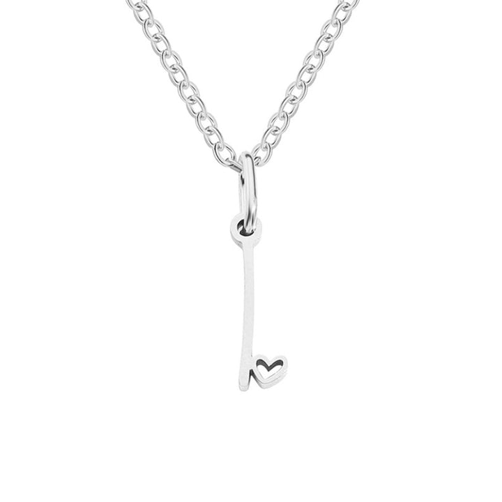 Collar con corazón de letras plateadas