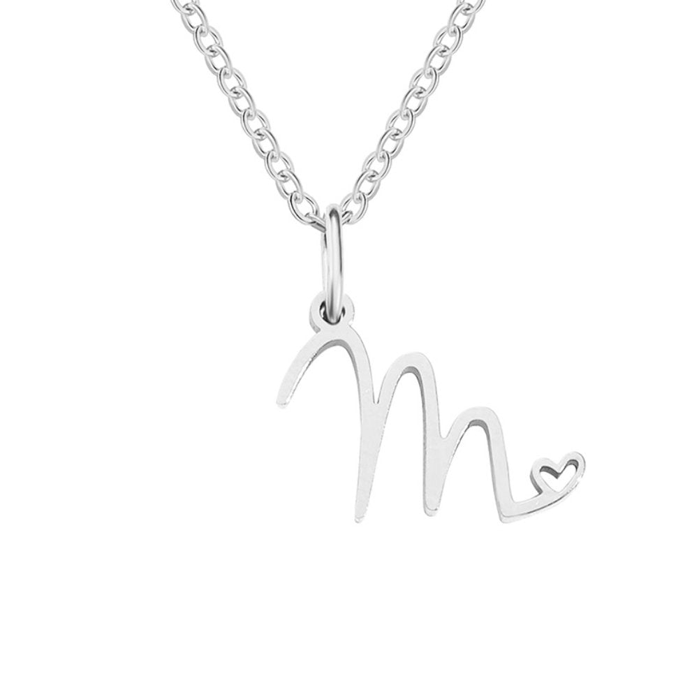 Collar con corazón de letras plateadas