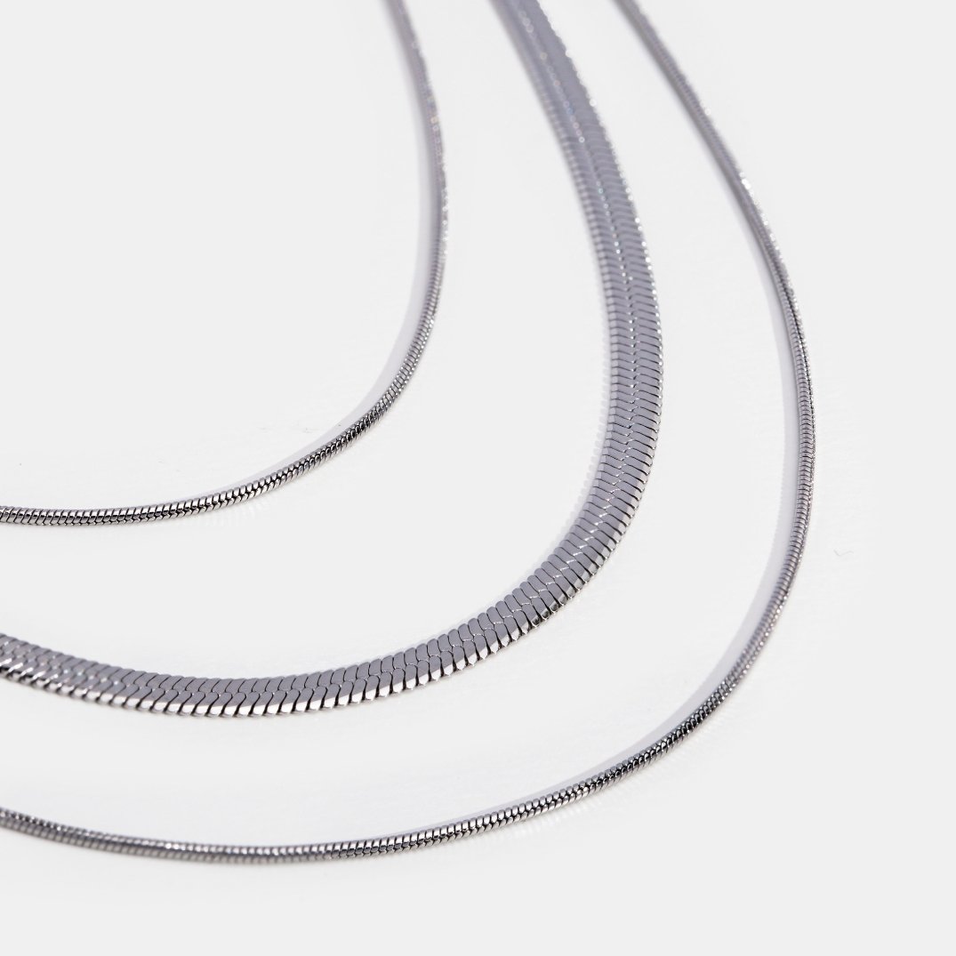Collar de cadena plateada de múltiples capas