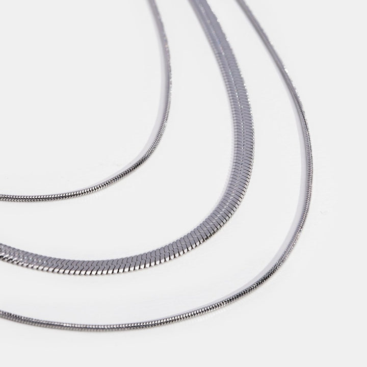 Collar de cadena plateada de múltiples capas