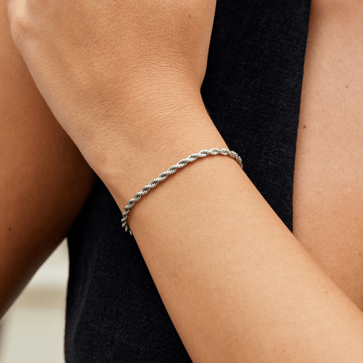 Pulsera de plata con cadenas retorcidas